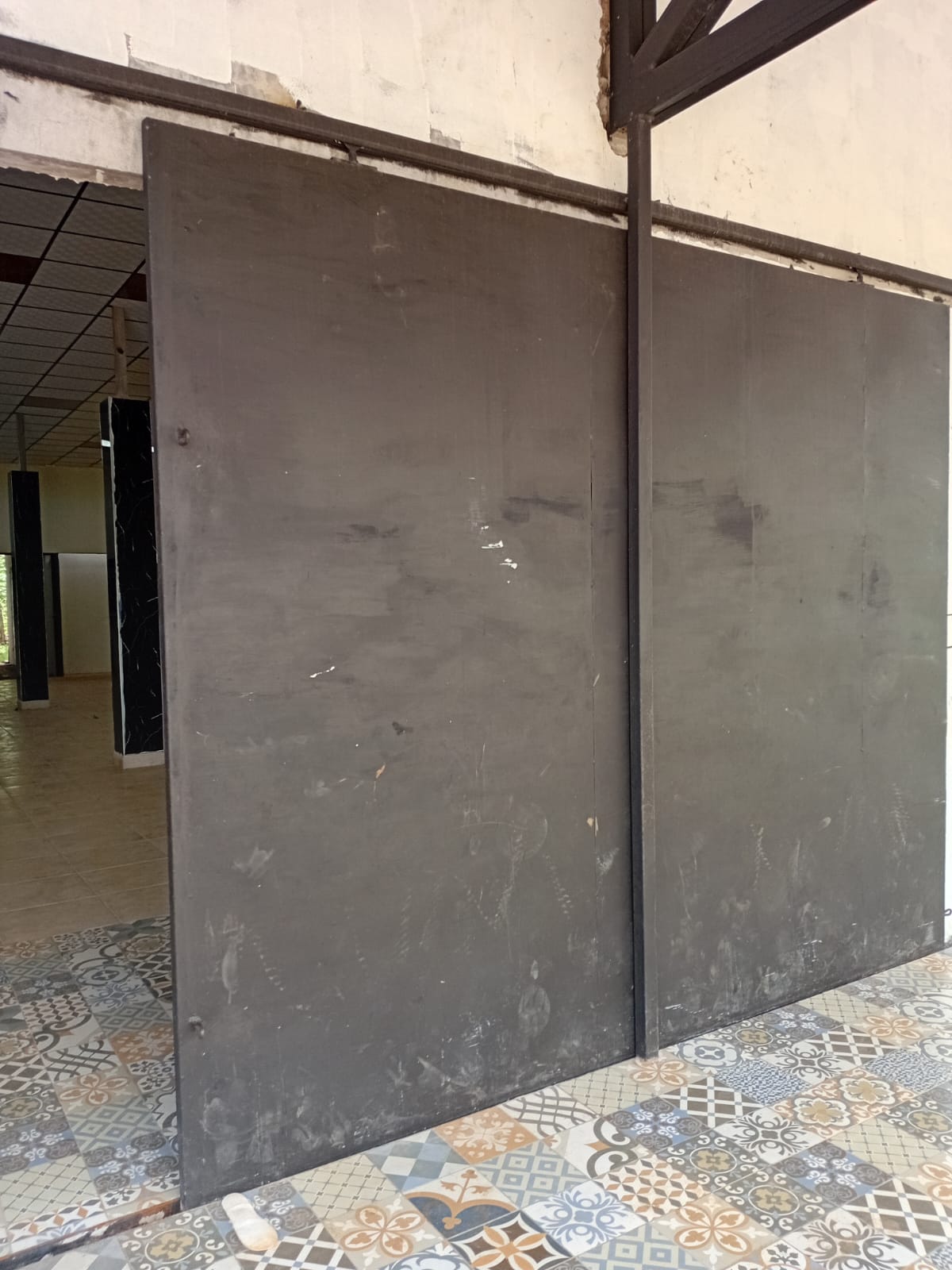 Puerta principal metálica del local